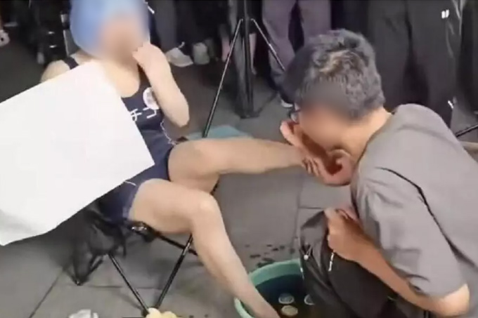 중국의 한 대형 코스프레 행사에서 여성 코스플레이어들이 맨발을 담근 레몬물을 잔당 1만원에 판매해 논란이 일었다. /사진=중국 SNS(소셜미디어)
