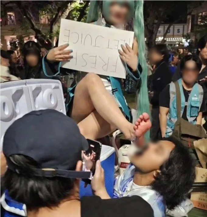 지난 5월 미국에서 열린 한 애니메이션 행사에서 한 남성 참가자가 여성 코스플레이어의 발에서 떨어지는 물을 받아 마시는 모습. /사진=엑스(X·옛 트위터)