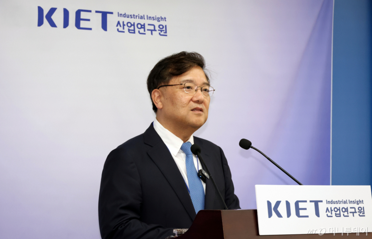 권남훈 산업연구원(KIET)장이 26일 세종시 정부세종청사에서 2026년 하반기 경제·산업 전망을 브리핑 하고 있다. /사진=뉴시스