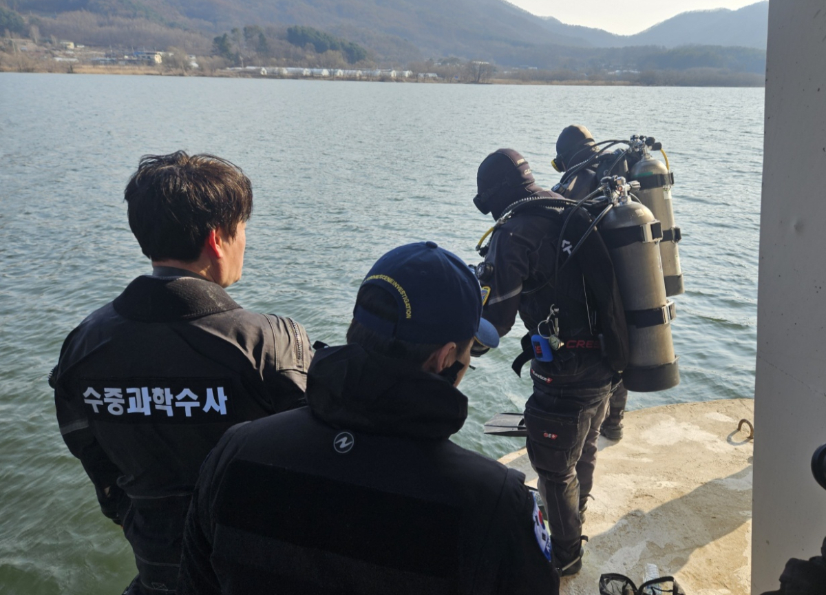 지난 3월 경기 양평군 남한강에서 잠수부들이 '두물머리 시신 유기' 사건 피해자 시신을 수색하기 위해 물에 들어갈 준비를 하고 있다./사진제공=서울 도봉경찰서.