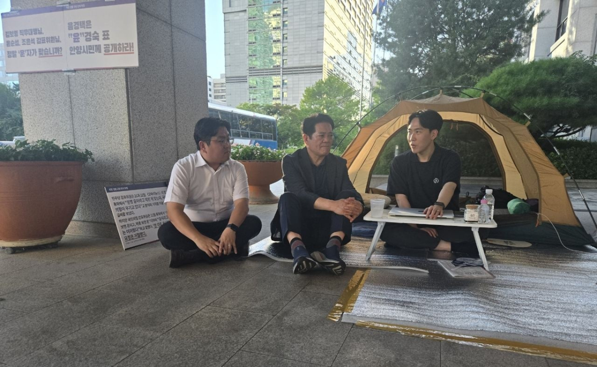최대호 안양시장(가운데)이 지난 30일 곽동윤 시의원(오른쪽)을 찾아 단식투쟁 우려와 여야 협치에 대해 대화를 나눴다./사진제공=안양시