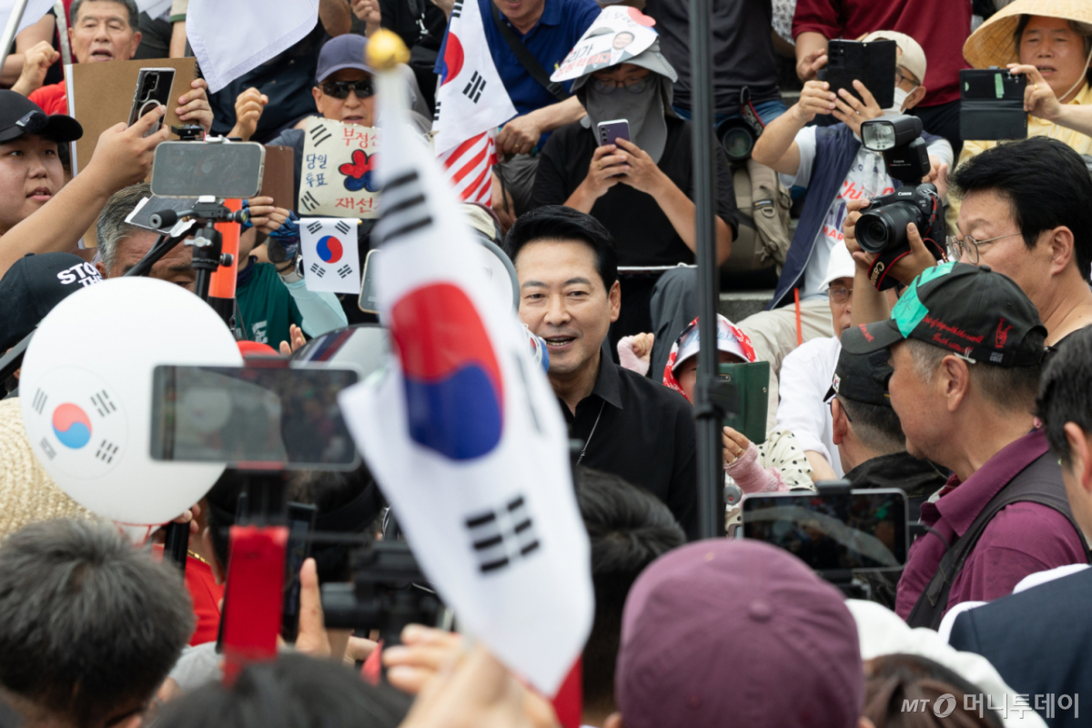 (서울=뉴스1) 안은나 기자 = 장동혁 국민의힘 대표가 6·3지방선거 이후 한 달 넘게 개표소 봉쇄 시위가 계속되고 있는 17일 오후 서울 송파구 올림픽공원 핸드볼경기장 앞 시위 현장을 찾아 확성기를 통해 발언하고 있다. 2026.7.17/뉴스1  Copyright © 뉴스1. All rights reserved. 무단 전재 및 재배포,  AI학습 이용 금지. /사진=(서울=뉴스1) 안은나 기자