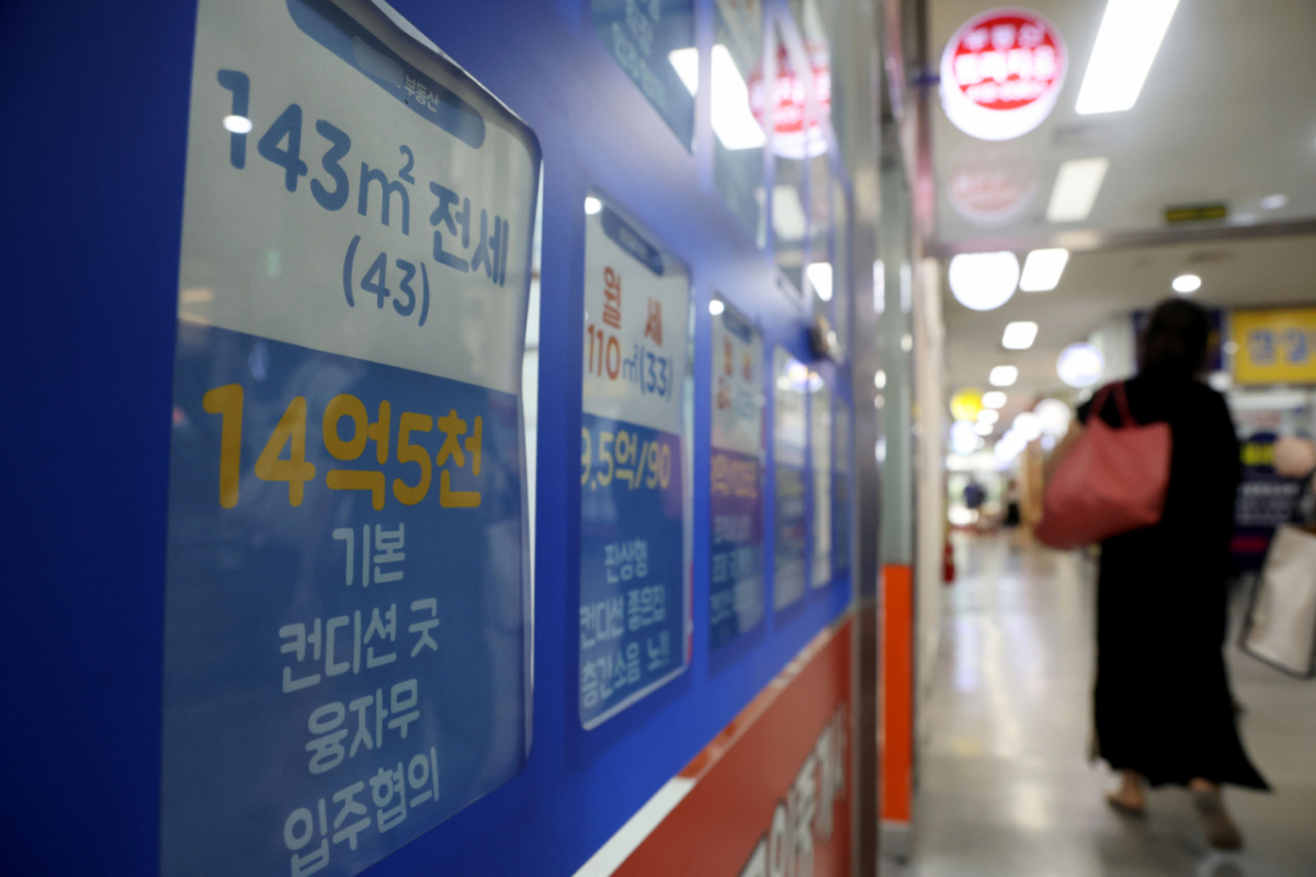 (서울=뉴스1) 이광호 기자 = 2일 서울 송파구의 한 부동산에 전세 매물이 게시돼 있다. 이날 한국부동산원이 발표한 6월 다섯째 주(6월29일 기준) 주간 아파트 가격 동향에 따르면 전국 아파트 전세가격은 전주 대비 0.11% 상승, 올해 서울 전세 누적 상승률은 5.10%로 매매 상승률(5.11%)과 같은 수준까지 높아졌다. 2026.7.2/뉴스1 Copyright © 뉴스1. All rights reserved. 무단 전재 및 재배포, AI학습 이용 금지. /사진=(서울=뉴스1) 이광호 기자