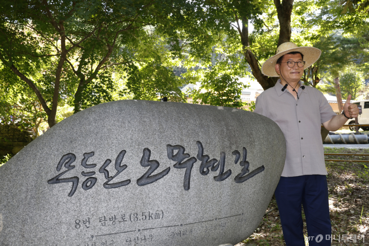 (광주=뉴스1) 김태성 기자 = 송영길 당대표 후보가 31일 더불어민주당 8·17 전당대회 첫 순회 경선이 하루 앞두고 전남광주통합특별시 무등산 노무현길을 찾아 표지석앞에서 엄지척을 하고 있다. . 2026.7.31/뉴스1 Copyright © 뉴스1. All rights reserved. 무단 전재 및 재배포, AI학습 이용 금지. /사진=(광주=뉴스1) 김태성 기자