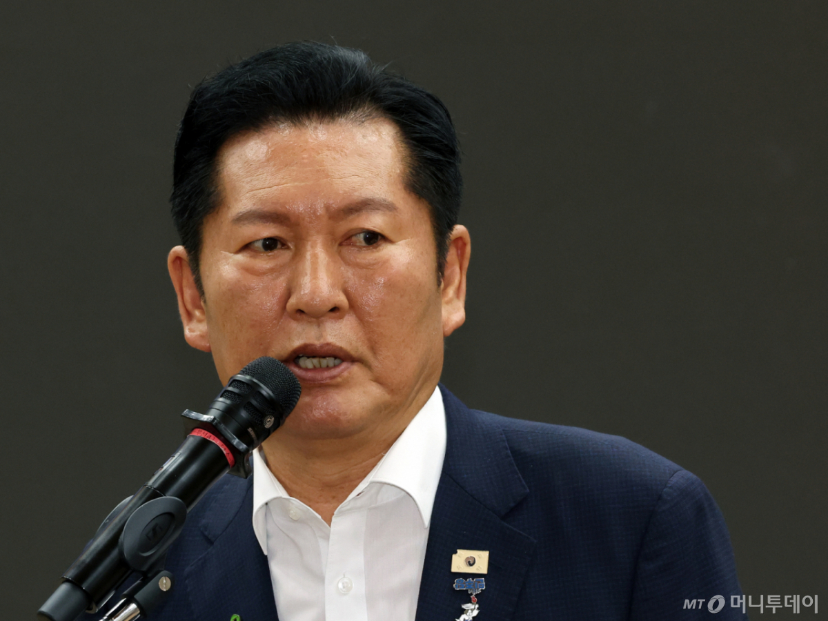 (서울=뉴스1) 황기선 기자 = 정청래 더불어민주당 당대표 후보가 31일 오전 서울 여의도 국회 의원회관에서 열린 '검찰 수사권 폐지 이후 피해자 인권 강화 방안' 토론회에서 개회사를 하고 있다. 2026.7.31/뉴스1 Copyright © 뉴스1. All rights reserved. 무단 전재 및 재배포, AI학습 이용 금지. /사진=(서울=뉴스1) 황기선 기자