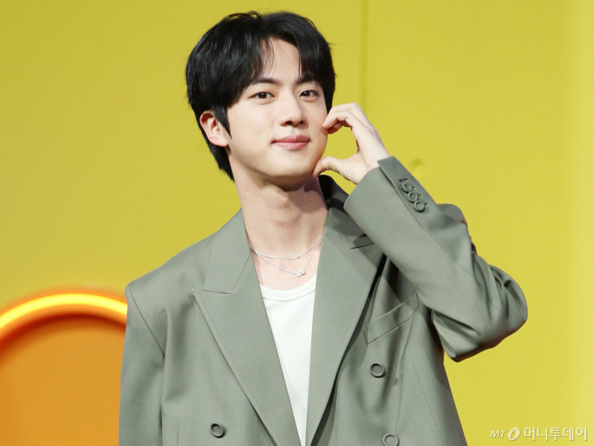 그룹 방탄소년단(BTS) 진(34·본명 김석진)이 보유하고 있던 서울 용산구 한남동 고급주택 '한남더힐' 한 채를 지난 4월 127억원에 매도해 80억원이 넘는 시세 차익을 거뒀다. /사진=김휘선 hwijpg@