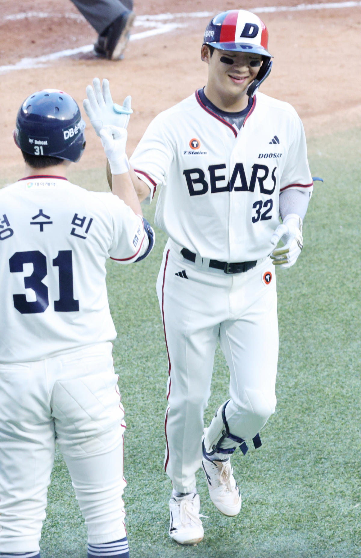 2026 신한 SOL KBO리그 두산 베어스 대 LG 트윈스 경기가 31일 서울 잠실야구장에서 열렸다. 두산 김대한이 2회말 2사에서 LG 선발 송승기를 상대로 동정 1점 홈런을 날리고 홈인하고 있다. /사진=김진경 kim.jinkyung@