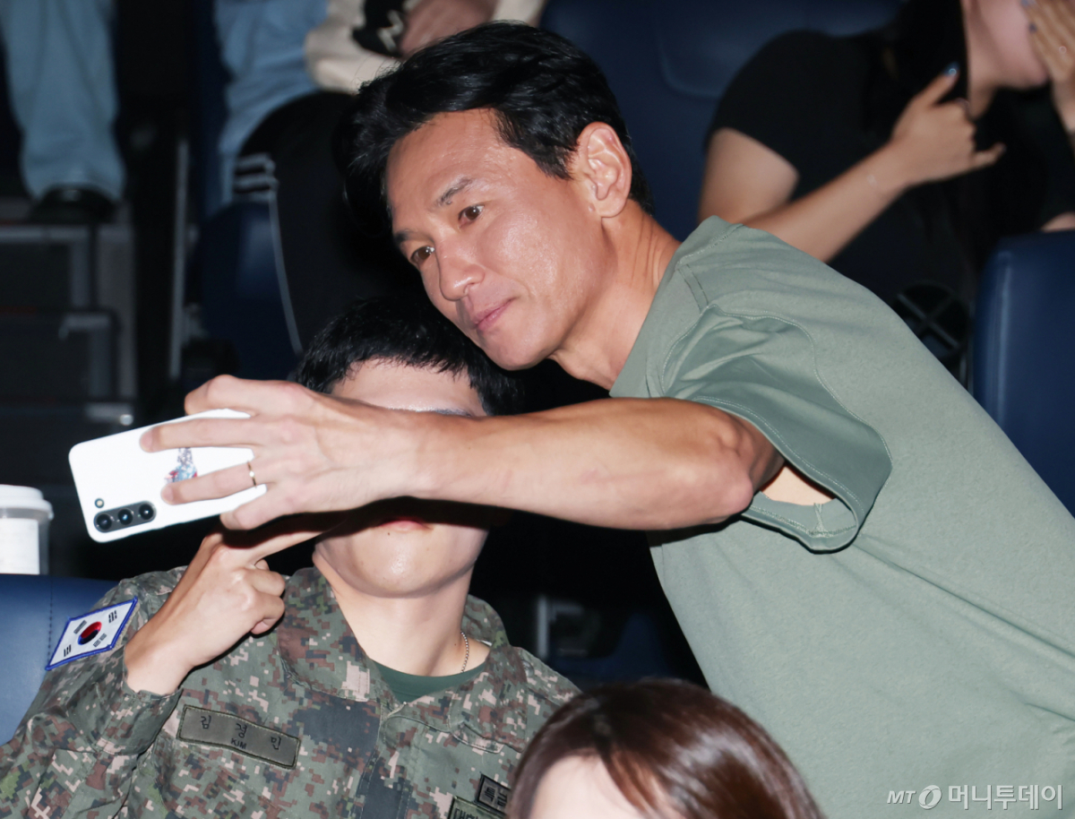 배우 황정민의 사생활 논란이 불거진 가운데 그가 지난달 29일 영화 '호프' 홍보 일정을 예정대로 소화하며 팬들과 기념촬영을 하고 있다. /사진=머니투데이 DB