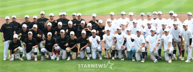 지난 10일 2026 KBO 퓨처스리그 올스타전이 열린 서울 잠실야구장에서 넥스트레벨 매치를 마친 넥스트팀과 레벨팀 선수들이 기념촬영을 하고 있다. /사진=스타뉴스