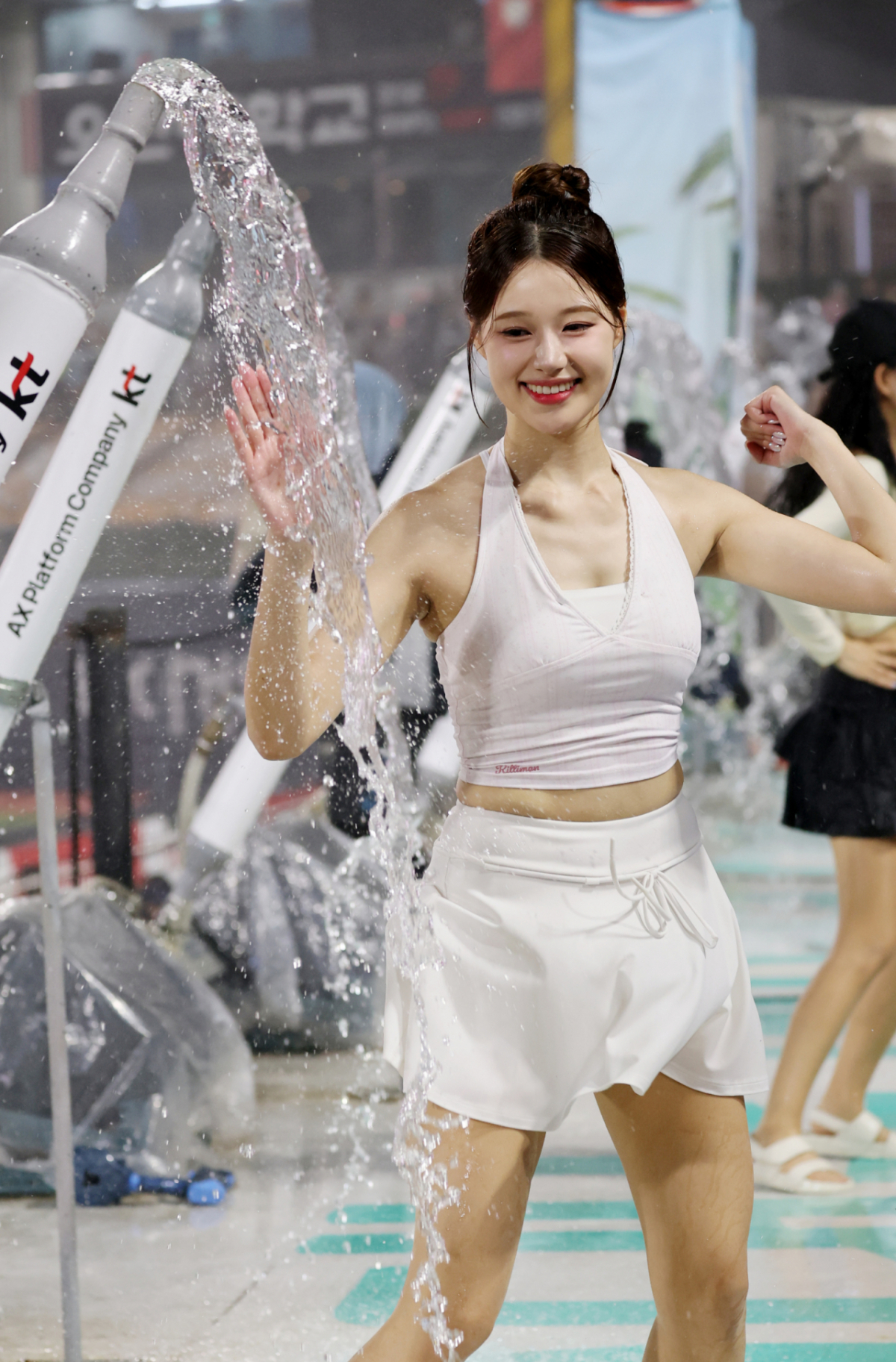KT치어리더 이예빈이 31일 수원KT위즈파크에서 열린 KT위즈와 한화이글스 경기와 함께 진행중인 워터페스티벌에서 물에 흠뻑 젖고 있다. 2026.07.31. /사진=강영조 선임기자
