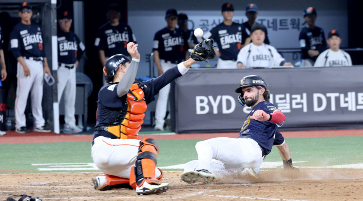 KT 힐리어드가 31일 수원KT위즈파크에서 열린 2026KBO리그 한화이글스와 KT위즈 경기4회말 1사 만루 오윤석 중견수 플라이때 3루에서 홈으로 뛰어들어 세이프되고 있다. 2026.07.31.  KT 힐리어드가 31일 수원KT위즈파크에서 열린 2026KBO리그 한화이글스와 KT위즈 경기4회말 1사 만루 오윤석 중견수 플라이때 3루에서 홈으로 뛰어들어 세이프되고 있다. 2026.07.31. /사진=강영조 선임기자