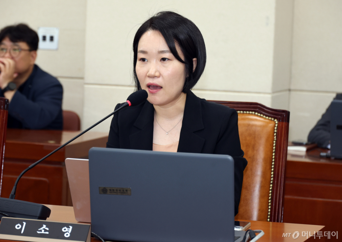 [서울=뉴시스] 최진석 기자 = 기후에너지환경노동위원회 여당 간시인 이소영 더불어민주당 의원이 8일 여의도 국회에서 열린 기후에너지환경노동위원회 전체회의에서 발언하고 있다. 2026.07.08. myjs@newsis.com /사진=최진석