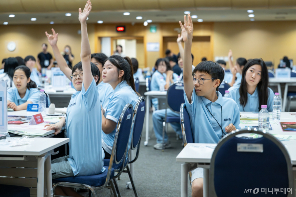 방송미디어통신위원회가 주최하고 한국지능정보사회진흥원(NIA)와 KT, 교보교육재단이 공동으로 주관한 '2026년 제1회 청소년 토론캠프 AI윤리 ON'에 참여한 학생들이 AI 가치에 대한 퀴즈에 참여하고 있다./사진=NIA 제공