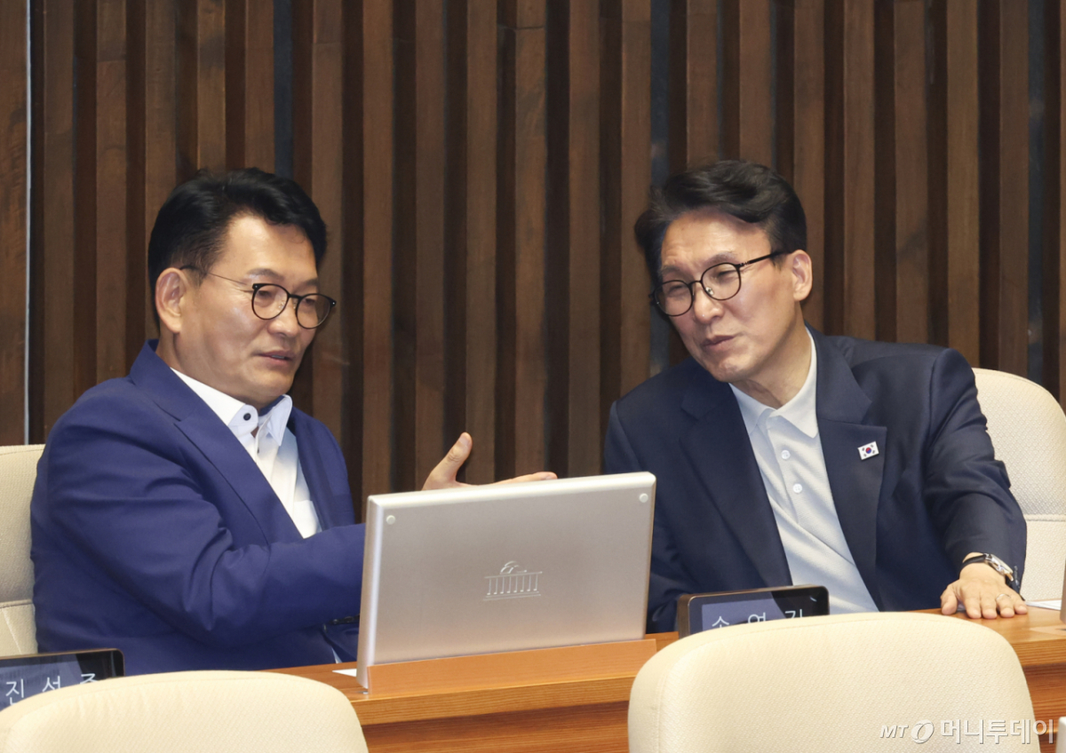 [서울=뉴시스] 김근수 기자 = 김민석(오른쪽) 더불어민주당 당대표 후보와 송영길 후보가 31일 서울 여의도 국회에서 열린 제437회국회(임시회) 3차 본회의에서 대화를 나누고 있다. 2026.07.31. ks@newsis.com /사진=김근수