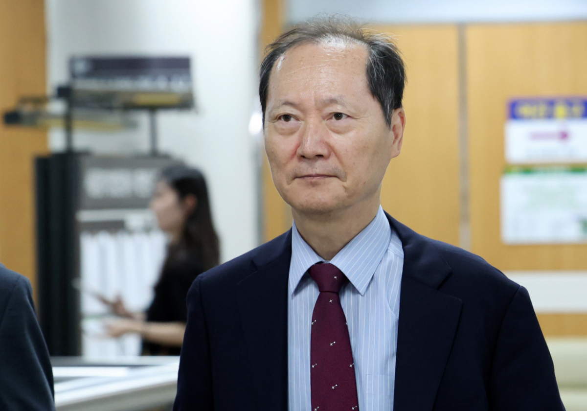 비상계엄 선포 이튿날 삼청동 안가에서 박성재 전 법무부 장관, 이상민 전 행정안전부 장관, 김주현 전 민정수석과 가졌던 이른바 안가 회동에 대해 국회에서 허위로 증언한 혐의로 재판을 받고 있는 이완규 전 법제처장이 지난달 22일 오후 서울 서초구 서울중앙지방법원에서 열린 선고 공판에 출석하고 있다./사진=뉴시스