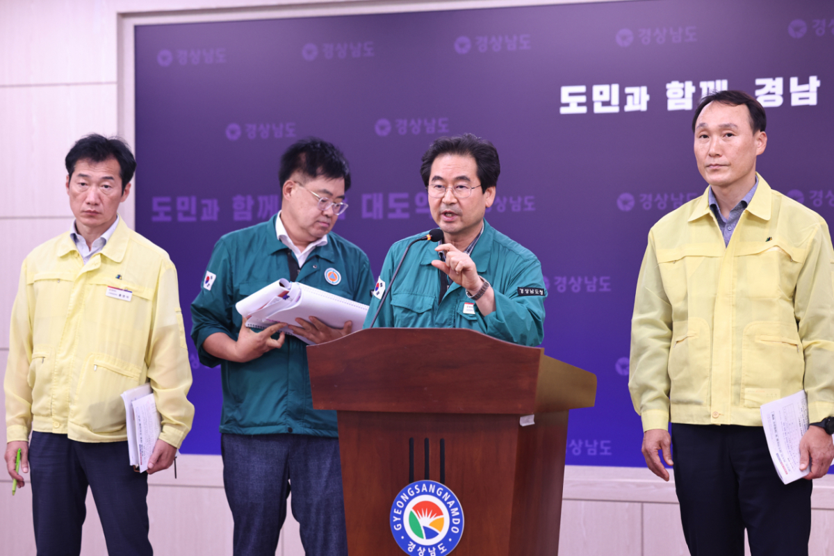 천성봉 경남도 도민안전본부장(왼쪽에서 3번째)이 폭염 대책을 설명하고 있다./사진제공=경남도
