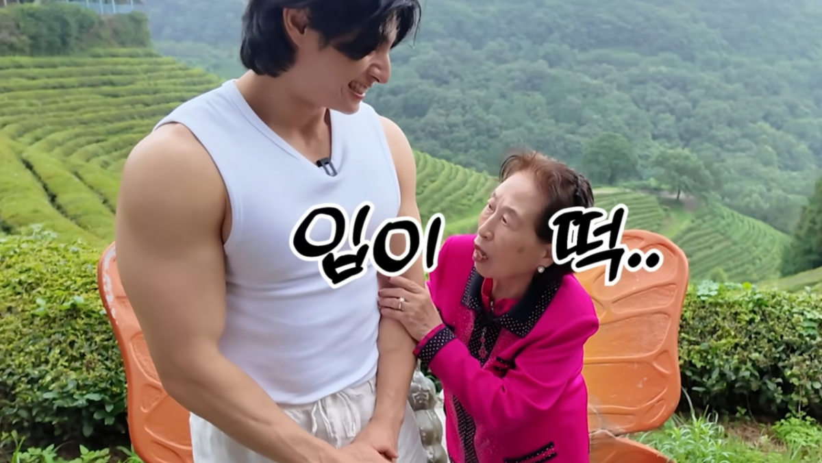 전원주가 남성 헬스 트레이너에게 보인 반응을 두고 누리꾼들이 갑론을박을 벌이고 있다. /사진=선우용여 유튜브 채널 갈무리