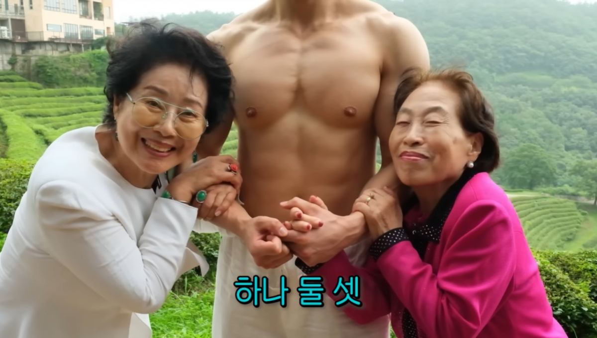 전원주가 남성 헬스 트레이너에게 보인 반응을 두고 누리꾼들이 갑론을박을 벌이고 있다. /사진=선우용여 유튜브 채널 갈무리