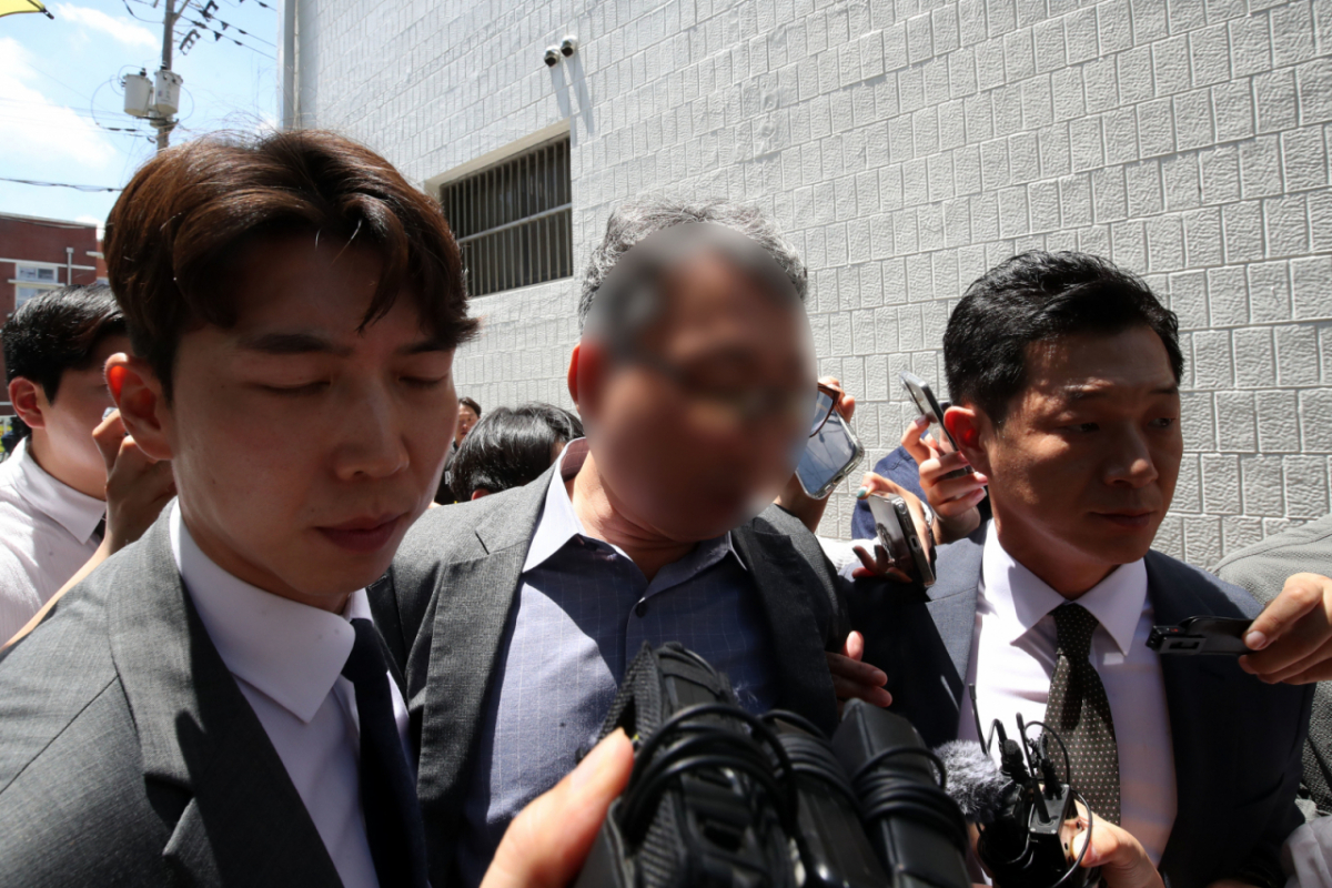 (광주=뉴스1) 조수민 기자 = 여고생 살해범 장윤기 사건 관련 초동 수사 축소·은폐 의혹을 받는 박 모 경정(광주 광산경찰서 전 형사과장)이 31일 오전 구속 전 피의자 심문(영장실질심사)을 마치고 법정을 나서고 있다. 2026.7.31/뉴스1 Copyright © 뉴스1. All rights reserved. 무단 전재 및 재배포, AI학습 이용 금지. /사진=(광주=뉴스1) 조수민 기자