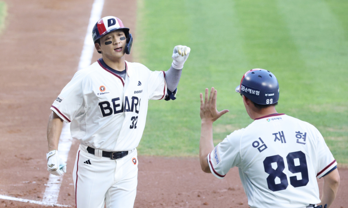 2026 신한 SOL KBO리그 두산 베어스 대 LG 트윈스 경기가 31일 서울 잠실야구장에서 열렸다. 두산 김대한이 2회말 2사에서 LG 선발 송승기를 상대로 동정 1점 홈런을 날리고 홈인하고 있다. /사진=김진경 kim.jinkyung@