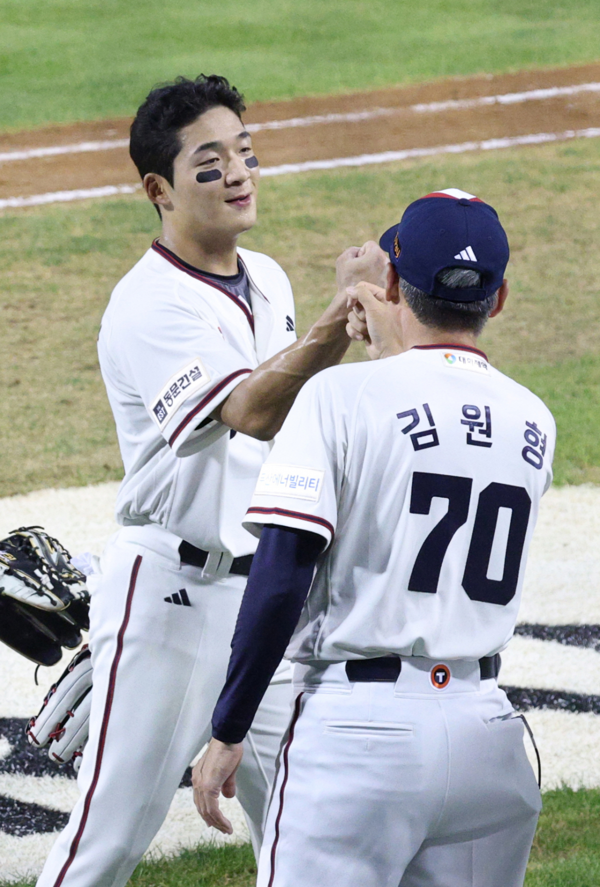 2026 신한 SOL KBO리그 두산 베어스 대 LG 트윈스 경기가 31일 서울 잠실야구장에서 열렸다. 김대한을 비롯한 두산 선수들이 LG에 4-2로 승리한 후 김원형 감독과 하이파이브하고 있다. /사진=김진경 kim.jinkyung@