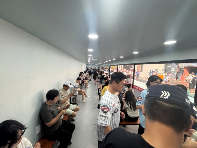 야구팬들이 1일 롯데 구단이 마련한 더위 쉼터에서 휴식을 취하고 있다. /사진=롯데 자이언츠 제공
