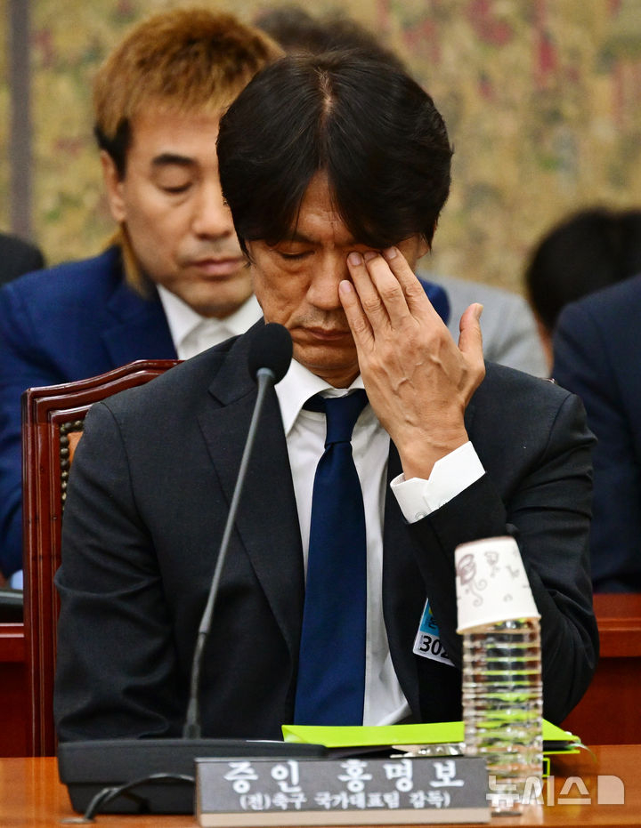 홍명보 전 대한민국 국가대표팀 감독이 30일 열린 국회 문화체육관광위원회 대한축구협회 현안 관련 청문회 중 눈을 손으로 닦고 있다. /사진=뉴시스