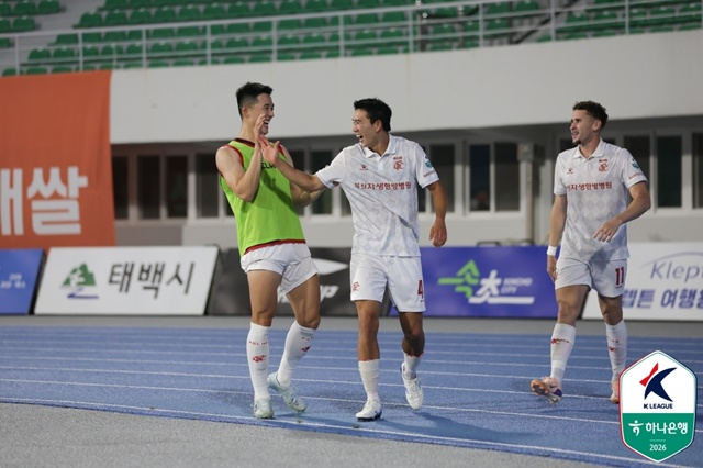 성예건(가운데)의 프로 데뷔골. /사진=한국프로축구연맹 제공