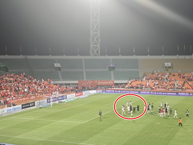 경기가 끝난 뒤 강원FC 팬들에게 인사한 부천FC 공격수 갈레고, 가브리엘. /사진=이원희 기자.