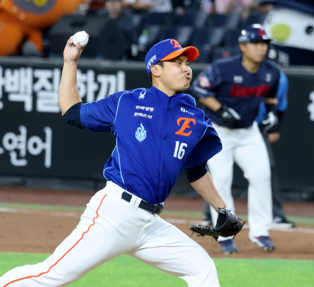 하주석과 맞트레이드로 한화로 이적한 우완투수 이형범이 지난달 28일 대전한화생명볼파크에서 열리는 2026KBO리그 한화이글스와 롯데자이언츠 경기 6회초 등판하고 있다. 2026.07.28. /사진=강영조 선임기자