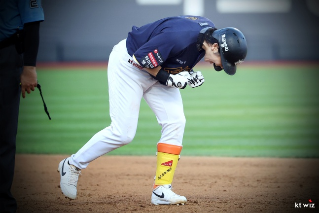 KT 오윤석이 1일 수원KT위즈파크에서 열린 2026 신한 SOL KBO 리그 정규시즌 한화 이글스와 홈 경기 3회말 2사 만루에서 싹쓸이 3타점 적시 2루타를 치고 포효하고 있다. /사진=KT 위즈 제공