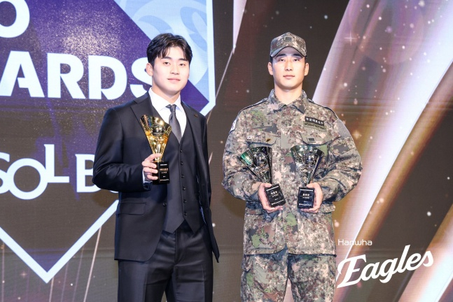 2024 KBO 시상식에서 KT 박영현(왼쪽)과 한화 박정현(당시 상무 소속)이 상을 받았다. /사진=한화 이글스 제공