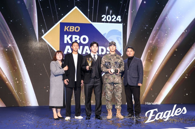 2024 KBO 시상식에서 KT 박영현(가운데)과 한화 박정현(오른쪽에서 두 번째)이 가족들과 함께 사진을 찍었다. /사진=한화 이글스 제공