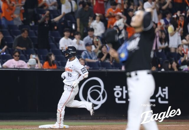 한화 박정현(왼쪽)이 지난달 1일 대전 KT전에서 친동생 박영현에게 홈런을 치고 홈으로 들어오고 있다. /사진=한화 이글스 제공