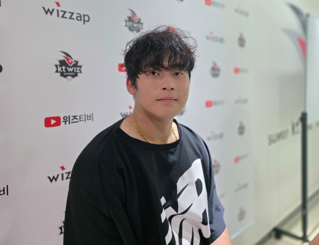 KT 박영현이 지난달 31일 수원 한화전을 승리로 이끈 뒤 취재진과 인터뷰에 응했다. /사진=김동윤 기자
