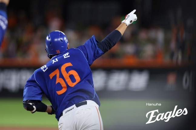 한화 한지윤이 지난달 26일 대전 LG전 8회말 1사 1, 3루에 대타로 나와 손주영에게 스리런을 때렸다. /사진=한화 이글스 제공