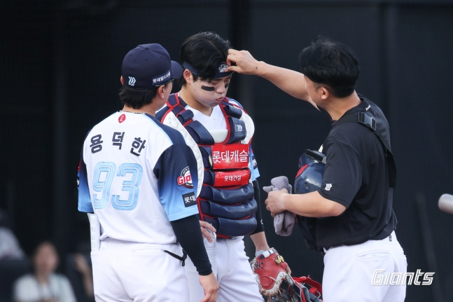 롯데 손성빈(가운데)이 7월 31일 부산 삼성전에서 어지럼증을 호소했다. /사진=롯데 자이언츠 제공