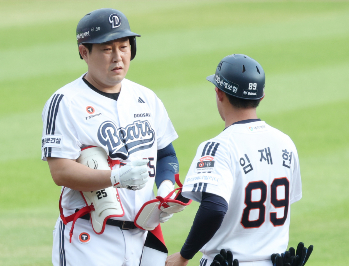 2026 신한 SOL KBO리그 두산 베어스 대 삼성 라이온즈 경기가 25일 서울 잠실야구장에서 열렸다. 두산 양의지가 1회말 2사 2루에서 선제 1타점 적시 2루타를 날리고 출루한 후 임재현 코치의 환영을 받고 있다. /사진=김진경 kim.jinkyung@