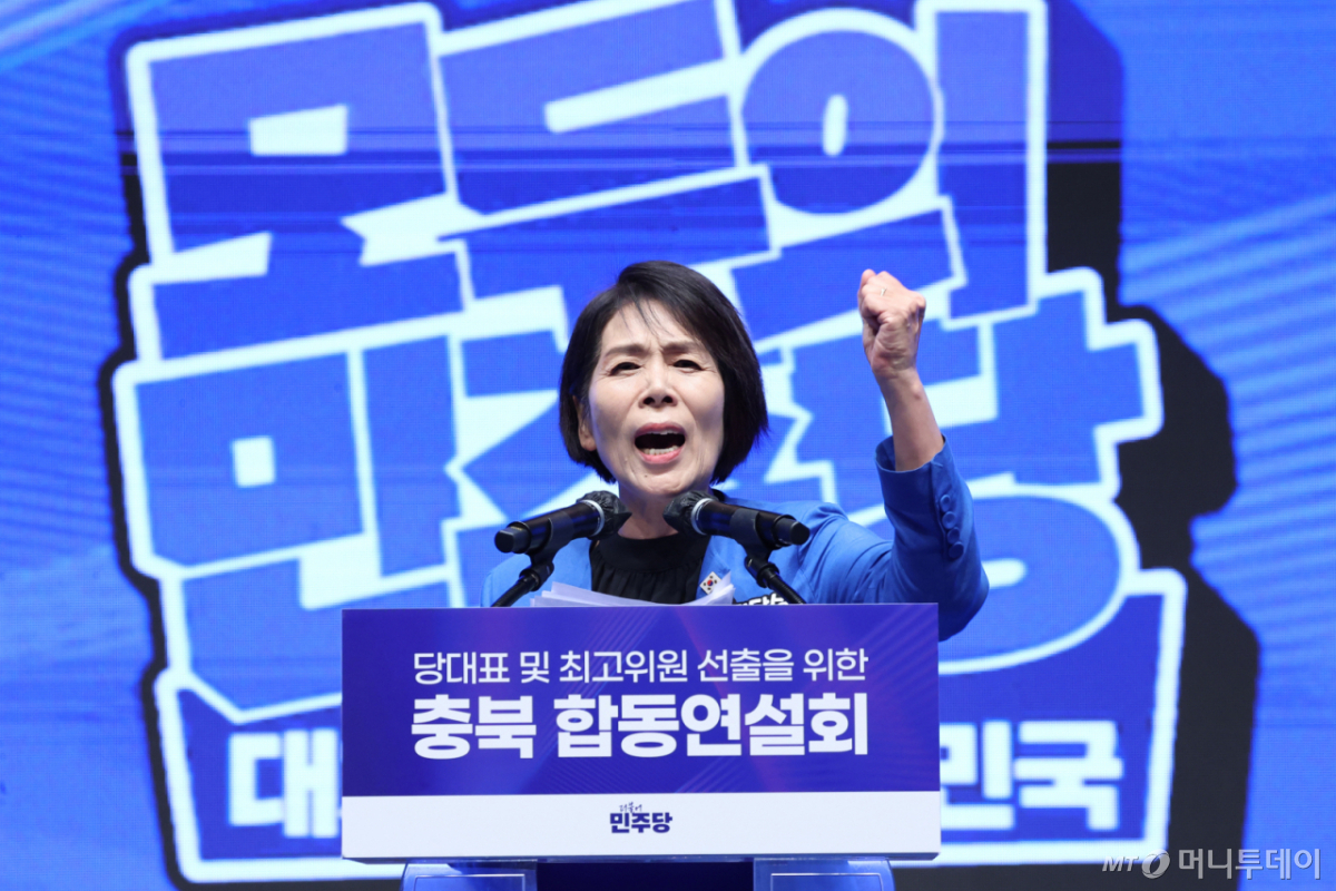 (청주=뉴스1) 신웅수 기자 = 최민희 더불어민주당 최고위원 후보가 1일 충북 청주시 CJB미디어센터에서 열린 당대표·최고위원 합동연설회에서 정견 발표를 하고 있다. 2026.8.1/뉴스1 Copyright © 뉴스1. All rights reserved. 무단 전재 및 재배포, AI학습 이용 금지. /사진=(청주=뉴스1) 신웅수 기자