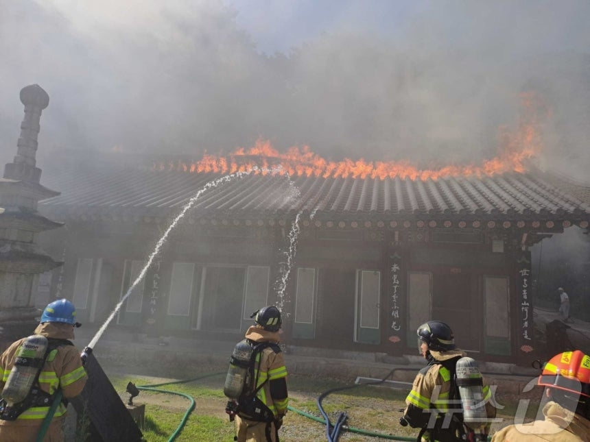 1일 오후 3시 41분쯤 강원 동해 삼화동 삼화사에서 불이 나 소방당국이 진화 작업을 벌이고 있다.(동해소방서 제공, 재판매 및 DB금지) ⓒ 뉴스1 한귀섭 기자