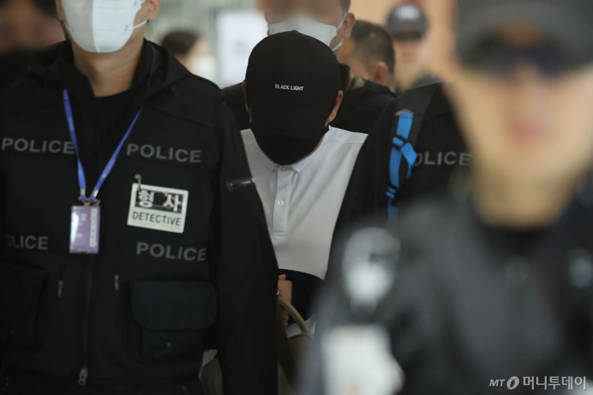 (인천공항=뉴스1) 황기선 기자 = '마약왕' 박왕열에게 마약을 공급한 이른바 '청담 사장' 최 모 씨가 1일 오전 인천국제공항으로 이송되고 있다. 경찰청은 태국과의 공조 작전으로 마약 공급책 최 씨를 태국 현지로 검거해 이날 국내로 송환했다. (공동취재) 2026.5.1/뉴스1 Copyright © 뉴스1. All rights reserved. 무단 전재 및 재배포, AI학습 이용 금지. /사진=(인천공항=뉴스1) 황기선 기자