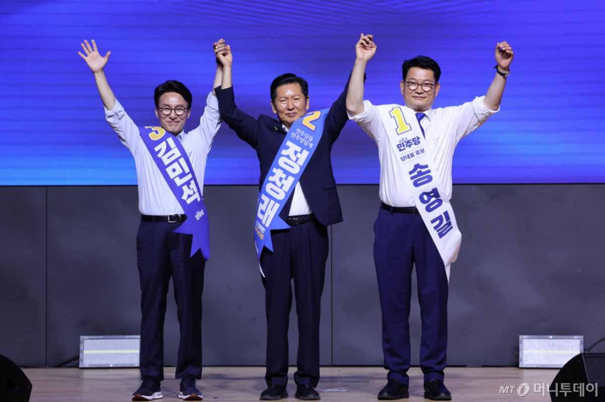(대전=뉴스1) 신웅수 기자 = 더불어민주당 당권 주자인 김민석(왼쪽부터), 정청래, 송영길 의원이 1일 대전 유성구 대전컨벤션센터에서 열린 당대표·최고위원 합동연설회에서 손을 맞잡고 당원들에게 인사하고 있다. 2026.8.1/뉴스1 Copyright © 뉴스1. All rights reserved. 무단 전재 및 재배포, AI학습 이용 금지. /사진=(대전=뉴스1) 신웅수 기자