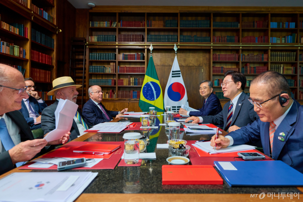 [브라질리아=뉴시스] 김진아 기자 = 이재명 대통령과 루이스 이나시우 룰라 다 시우바 브라질 대통령이 27일(현지 시간) 브라질 브라질리아 대통령관저에서 소인수회담을 하고 있다. (공동취재) 2026.07.28. bluesoda@newsis.com /사진=