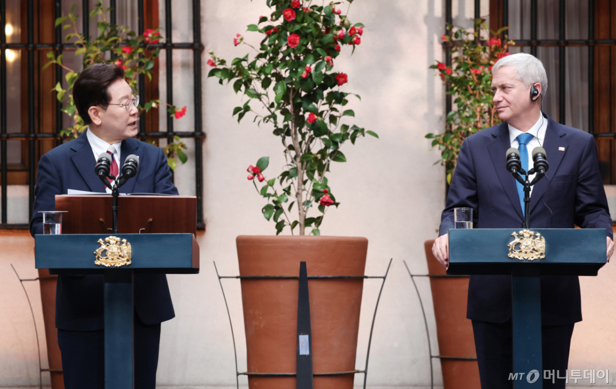[산티아고=뉴시스] 김진아 기자 = 이재명 대통령과  호세 안토니오 카스트 칠레 대통령이 30일(현지 시간) 산티아고 대통령궁에서 공동언론발표를 하고 있다. 2026.07.31. bluesoda@newsis.com /사진=김진아