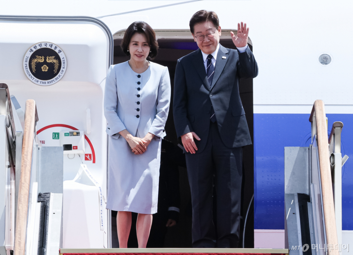 (성남=뉴스1) 허경 기자 = 미국·남미 순방 일정에 나선 이재명 대통령과 김혜경 여사가 24일 성남 서울공항을 통해 출국하며 인사를 하고 있다. Copyright © 뉴스1. All rights reserved. 무단 전재 및 재배포, AI학습 이용 금지. /사진=(성남=뉴스1) 허경 기자