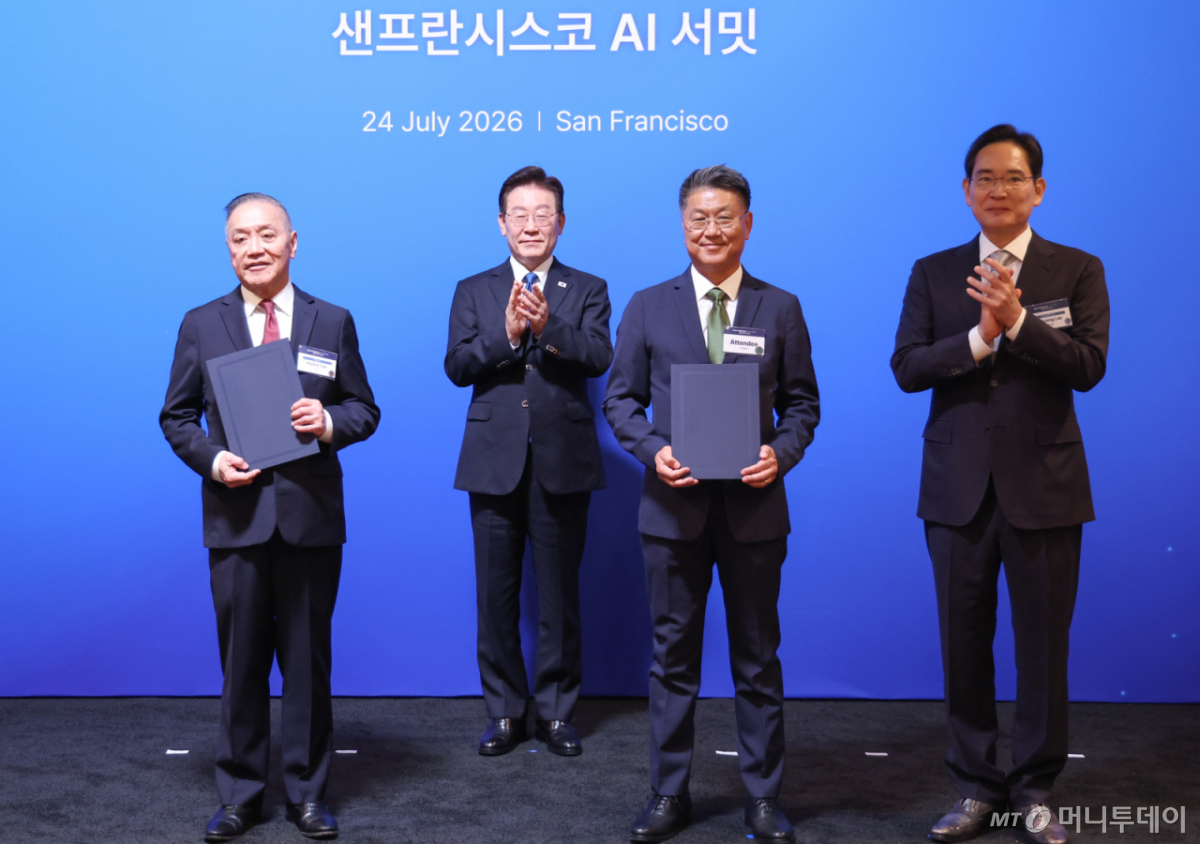 (샌프란시스코(미국)=뉴스1) 허경 기자 = 한진만 삼성전자 파운드리 사장과 혹 탄 브로드컴 최고경영자가 24일(현지시간) 이재명 대통령이 임석한 가운데 미국 샌프란시스코 더 미드웨이에서 열린 AI 서밋에 앞서 첨단 반도체 기술 분야 전략적 파트너십 업무협약을 체결한 뒤 기념 촬영을 하고 있다. 오른쪽은 이재용 삼성전자 회장. 2026.7.25/뉴스1 Copyright © 뉴스1. All rights reserved. 무단 전재 및 재배포, AI학습 이용 금지. /사진=(샌프란시스코(미국)=뉴스1) 허경 기자