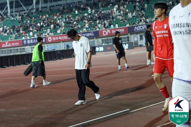 고개 숙인 이정효 수원삼성 감독. /사진=한국프로축구연맹 제공