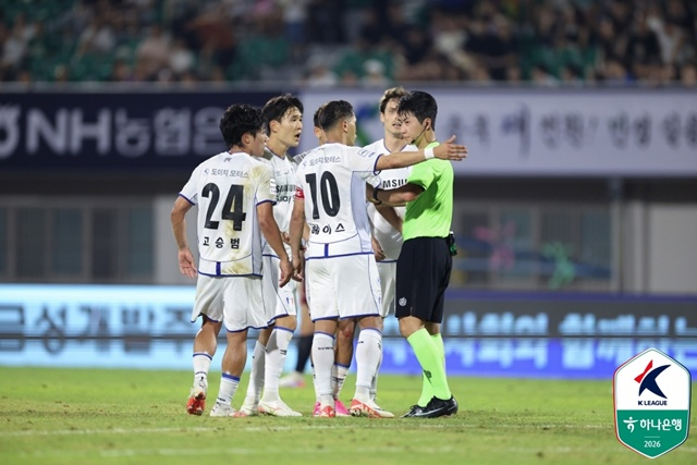 심판 판정에 항의하는 수원삼성 선수단. /사진=한국프로축구연맹 제공