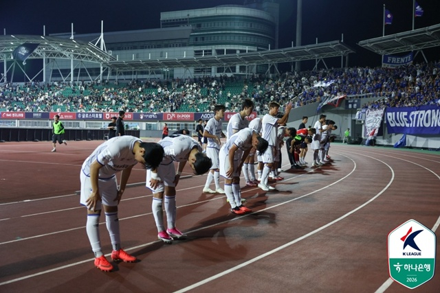 팬들에게 인사하는 수원삼성. /사진=한국프로축구연맹 제공