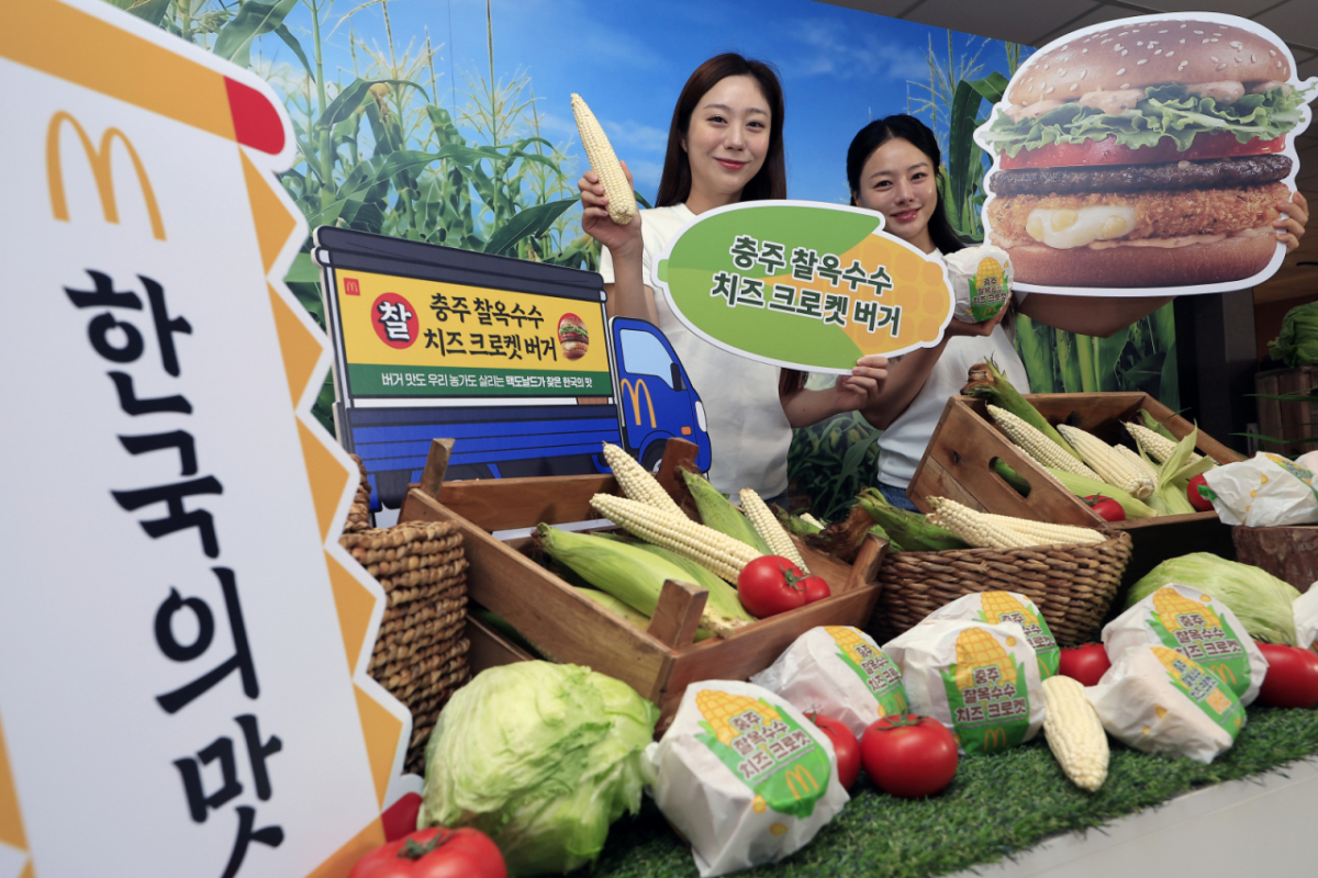 지난달 8일 서울 용산구 맥도날드 이태원점에서 모델들이 '한국의 맛' 프로젝트 신메뉴 '충주 찰옥수수 치즈 크로켓 버거·머핀' 2종을 소개하던 모습./사진=뉴스1